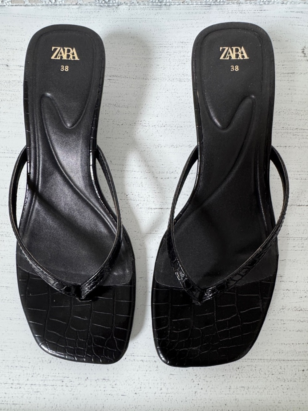 LIKE NEW ❤️Zara Black Patent Thong Kitten Heel Sandal - Picture 2 of 6